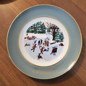 AVON Annual Christmas Plate (1975) SKATERS ON THE POND
